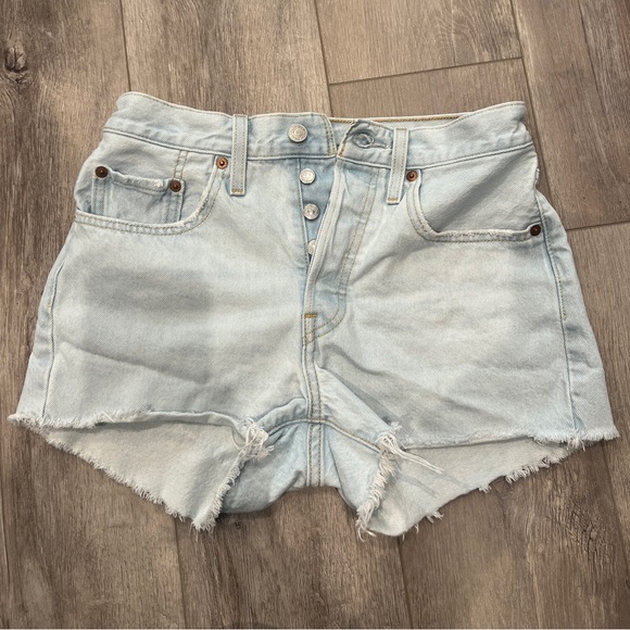 Women’s Levi’s 501 Light Wash Denim Jean Shorts 26 - Picture 4 of 7